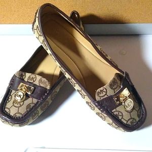 MICHEAL KORS 7M loafers with signature Lock